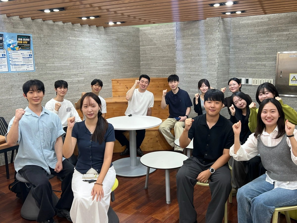 박성민 대구시 청년특보가 지난 15일 오후 경북대 학생들과 ‘청년 DRAFT’ 간담회를 갖고 청년이 겪고 있는 다양한 어려움을 듣고 있다. 대구시 제공