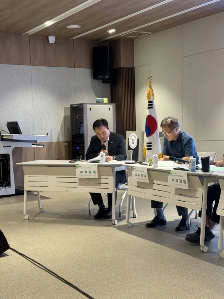 ▲ 지난 10일 경기도 여성가족재단에서 주최한 ‘먼저 본 미래 햇빛소득마을, 새로운 길을 가다’ 토론회에 토론자로 참석한 김종배 의원(사진=경기도의회)