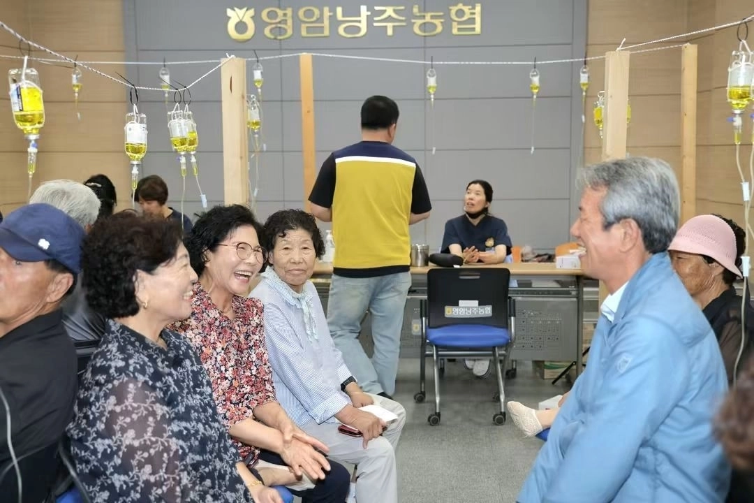 영암군이 ‘농촌 왕진버스’를 통해 주민들에게 의료서비스를 제공하고 있다.