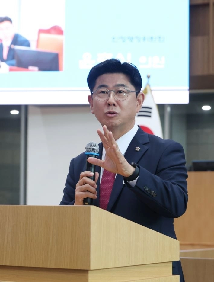 ▲ 학생들의 질의에 답하는 윤충식 의원(사진=경기도의회)