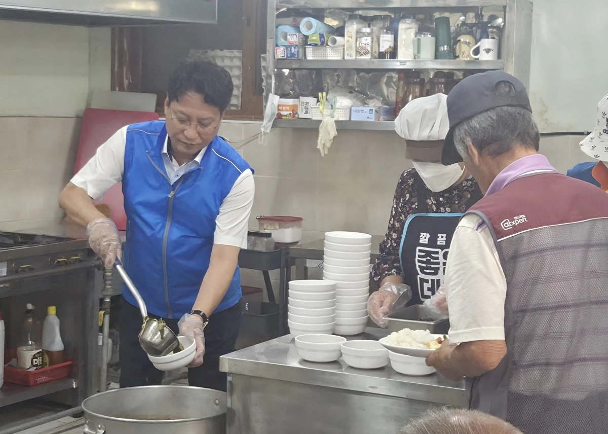 16일 경주시에 소재한 리어카 무료급식소를 방문한 배진석 의원. 경북도의회 제공