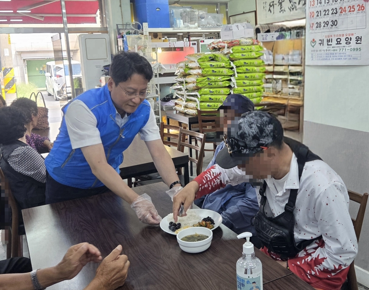 16일 경주시에 소재한 리어카 무료급식소를 방문한 배진석 의원. 경북도의회 제공