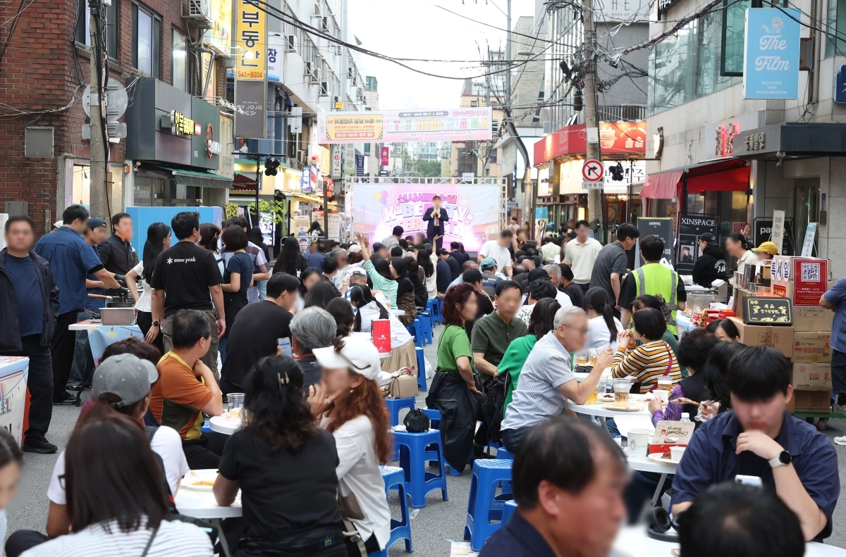 지난 12일 서울 강남구 신사동 세로수길에서 열린 K뷰티 비어 페스티벌에서 시민들이 즐거운 시간을 보내고 있다. 강남구 제공