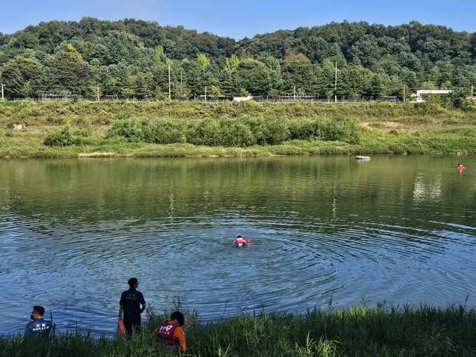 16일 오후 3시 8분쯤 경기 연천군 전곡읍 한탄강에서 물놀이를 하던 10대 7명이 물에 빠지는 사고가 일어나 경찰과 소방 당국이 수색 작업을 벌이고 있다. 경기도북부소방재난본부