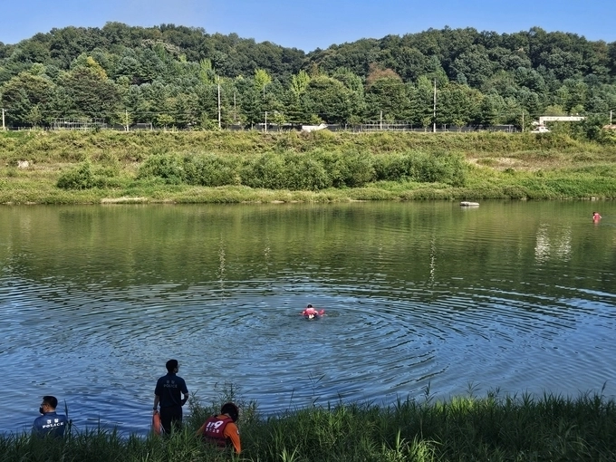 16일 오후 3시 8분쯤 경기 연천군 전곡읍 한탄강에서 물놀이를 하던 10대 7명이 물에 빠지는 사고가 일어나 경찰과 소방 당국이 수색 작업을 벌이고 있다. 경기도북부소방재난본부