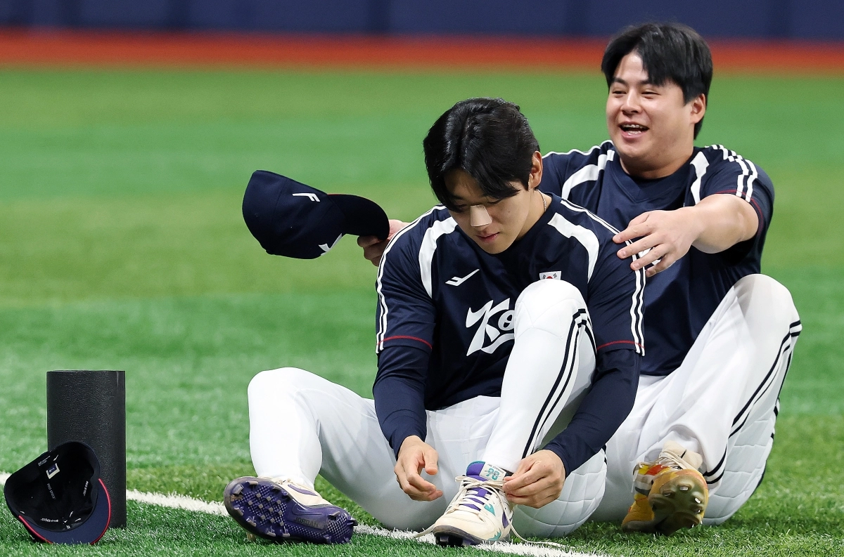 김도영과 노시환이 16일 고척스카이돔에서 열린 2026 아이치·나고야 아시안게임 야구 대표팀 공식 훈련에서 몸을 풀며 장난치고 있다.      연합뉴스