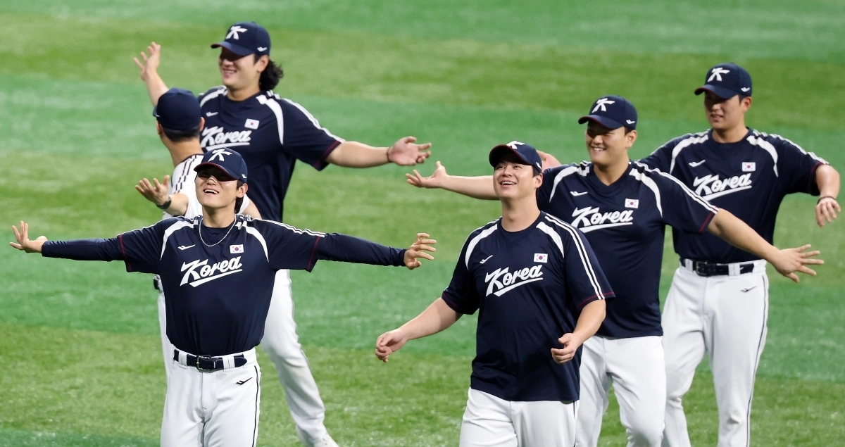 김도영, 노시환, 곽빈 등 야구대표팀 선수들이 16일 고척스카이돔에서 열린 2026 아이치·나고야 아시안게임 공식 훈련에서 몸을 풀고 있다.      연합뉴스