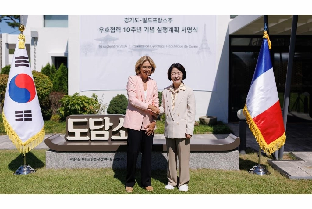 추미애 경기도지사와 발레리 페크레스 일드프랑스 주지사가 16일 수원 도담소에서 기념 촬영을 하고 있다. 경기도 제공