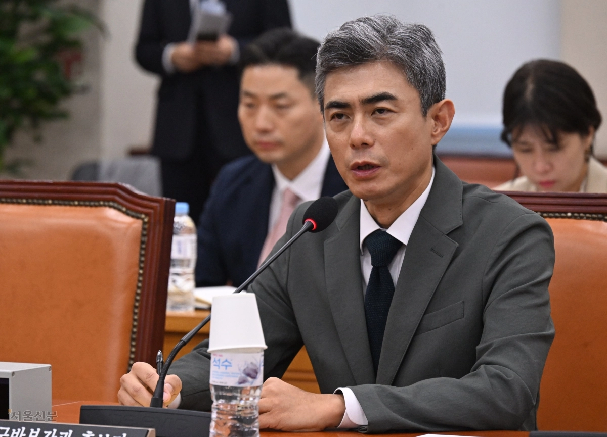 강신철 국방부 장관 후보자가 16일 국회 국방위원회가 개최한 인사청문회에서 의원들의 질의에 답변하고 있다.  안주영 전문기자