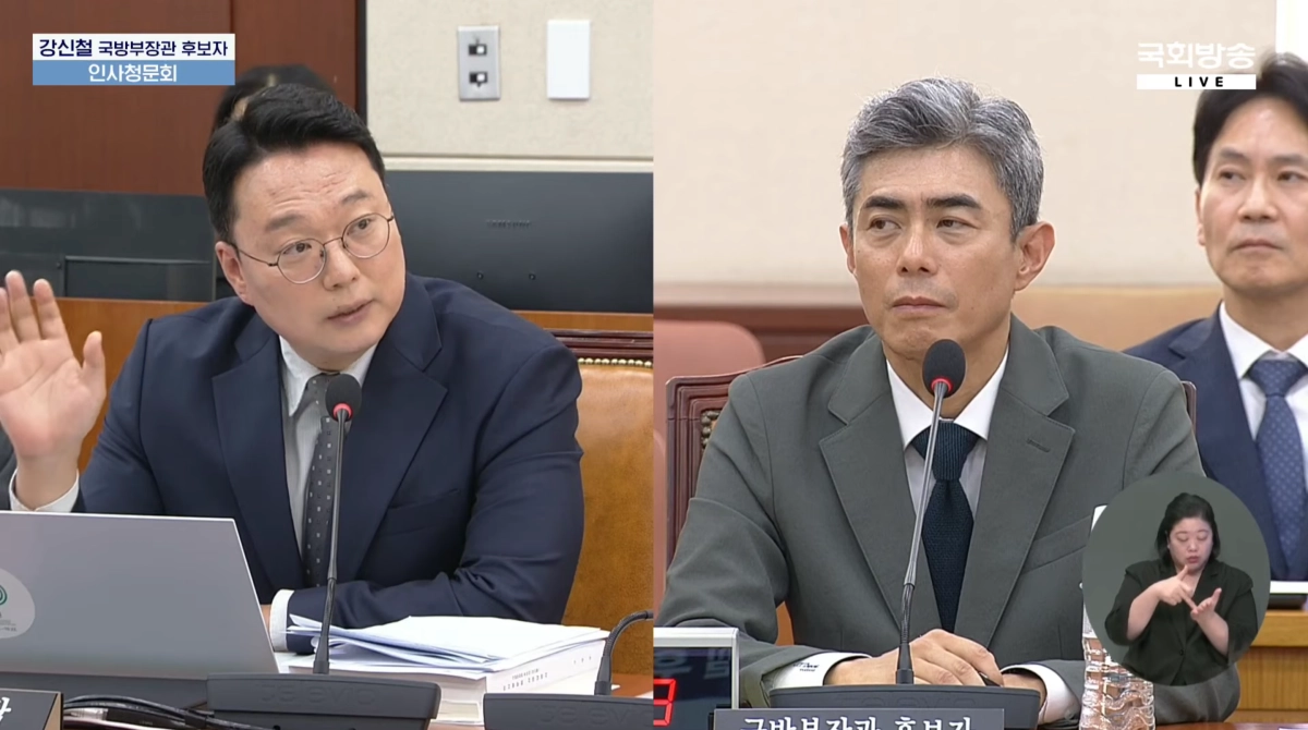 16일 오전 서울 여의도 국회 국방위원회에서 열린 강신철 국방부 장관 후보자 인사청문회에서 천하람 개혁신당 의원이 질의하고 있다. 천 의원은 강 후보자 장남이 군 복무 시절 4성 장군이던 아버지와 찍은 사진을 카카오톡 프로필에 올린 사실을 공개하며 병적기록표 제출을 요구했고, 강 후보자는 “부대에 가서 우리 아들이 어떻게 근무했는지 확인하라”고 했다. 답변 태도가 부적절하다는 지적이 나오자 강 후보자는 사과했다. 206.9.16 국회방송 화면