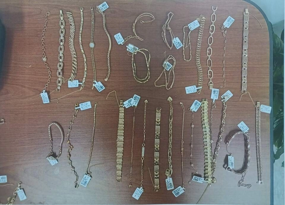 지난 14일 인천 한 대형마트에 침입한 20대 A씨가 훔친 귀금속. 인천 남동경찰서 제공