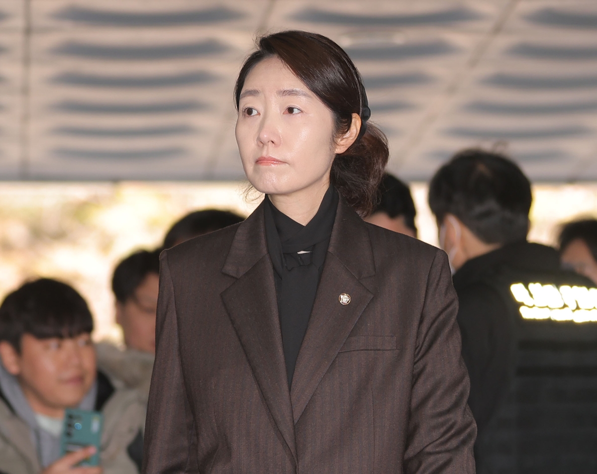‘1억 공천헌금’ 의혹을 받는 강선우 무소속 의원이 지난 3월 서울 서초구 서울중앙지방법원에서 열린 구속 전 피의자 심문(영장실질심사)에 출석하고 있다. 연합뉴스