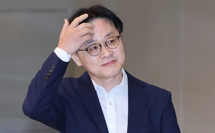 대미투자협상 마무리차 방미했던 김정관 산업통상부 장관이 13일 인천국제공항 제2여객터미널을 통해 귀국하고 있다. 2026.9.13  연합뉴스