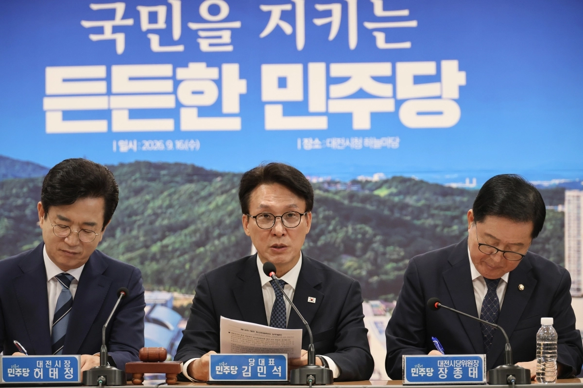 더불어민주당 김민석 대표가 16일 대전시청 하늘마당에서 열린 민주당 최고위원회의 및 예산정책협의회에서 발언하고 있다. 2026.9.16 연합뉴스