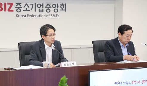 김기문(오른쪽) 중소기업중앙회장과 백승보 조달청장이 16일 중소기업 조달 지원 방안을 논의하고 있다. 연합뉴스