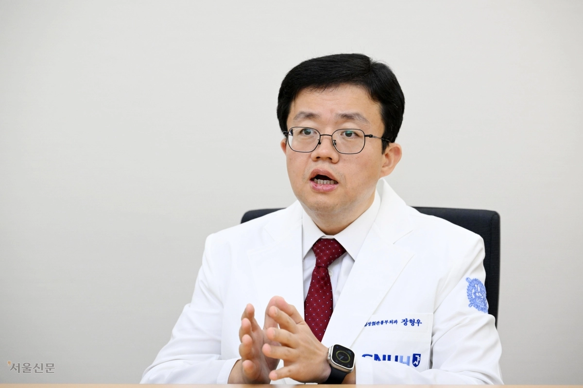 위고비 사용자의 우울·불안 위험이 높게 나타났다는 최근 연구 얘기를 꺼내자 장형우 교수는 “고도비만으로 우울한 사람이 얼마나 많은데, 살을 빼면 자존감도 올라간다”며 “그런 논문을 낸 사람이 앞에 있으면 멱살이라도 잡고 싶다”고 했다. 그는 거침없는 입담으로 방송과 유튜브에서 유명해지자 아내가 요즘 “어디서든 찍힐 수 있으니 행동을 조심하라”고 당부한다며 웃었다. 도준석 전문기자