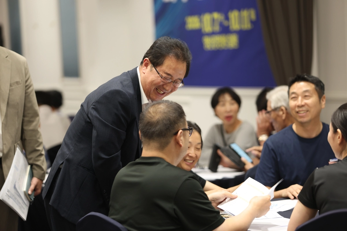 김관용 나주시의장이 시민들과 만나 지역 현안과 발전 방안에 대해 의견을 나누고 있다.