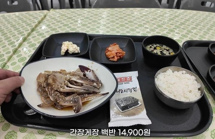 유튜버 ‘맛상무’가 여수세계섬박람회에서 1만4900원에 구매한 간장게장 백반. 유튜브 캡처