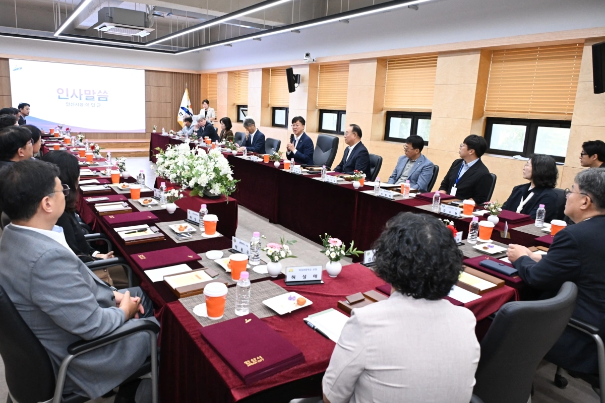 안산시는 15일 시청에서 관내 22개 학교와 ‘2026년 하반기 학교시설 개방 활성화 실무협약’을 체결했다. 안산시 제공