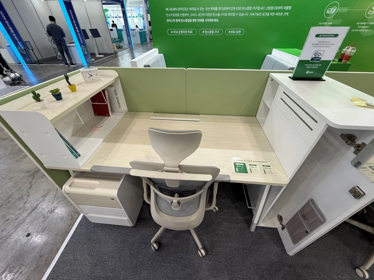 코아스가 ‘2026 탄소중립 EXPO’에서 선보인 탄소저장 업무공간 ‘RE-BORN OFFICE’ (코아스 제공)