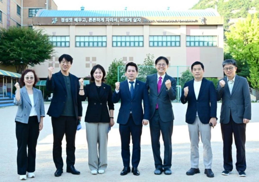 임만균 서울시의회 의장(왼쪽에서 네 번째)이 지난 16일 윤선희 의원(왼쪽에서 세 번째)과 함께 청운초등학교 수영장 현장점검을 마치고 기념사진을 촬영하고 있다. 서울시의회 제공