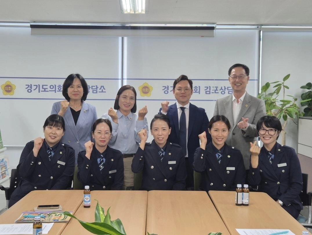 ▲ 지난 15일 김포상담소에서 김포녹색어머니연합회(회장 임성주)와 어린이 교통안전과 관련한 소통의 시간을 가진 채신덕·김철환·최명진·신명순 의원(사진=경기도의회)