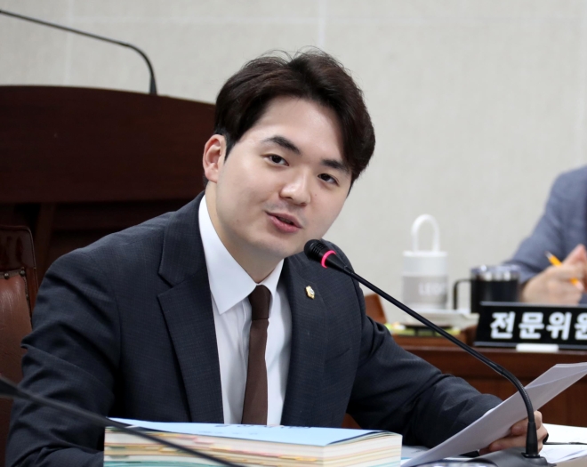 관악구, 주민 AI 이용료 지원 길 열렸다…관악구의회 최웅주 의원 발의 조례 본회의 통과