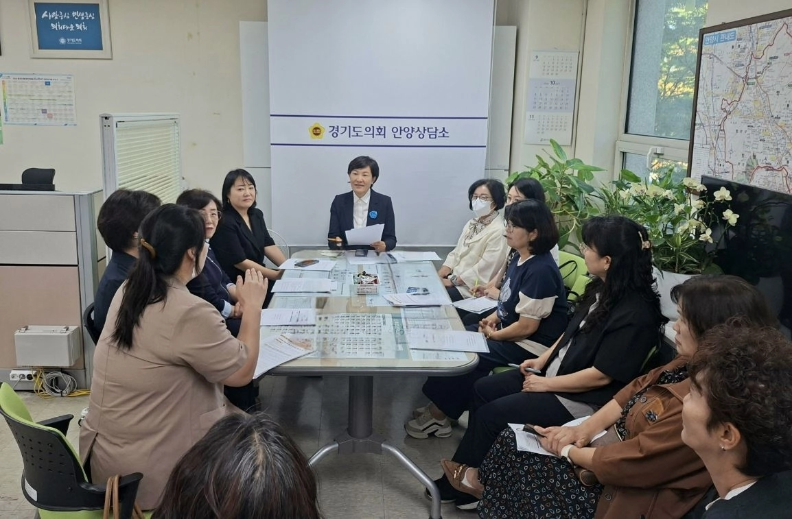 ▲ 지난 15일 의회 안양상담소에서 안양시 지역아동센터장 및 경기도지역아동센터협의회 관계자들과 함께 ‘경기도 아동복지시설 호봉제 개선 및 지역아동센터 현장 정책정담회’를 가진 이채명 의원(사진=경기도의회)