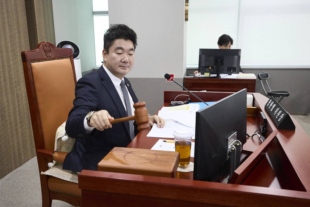 ▲장한별 경기도의회 의회운영위원장이 지난 16일 열린 제393회 임시회 제3차 회의에서 의사봉을 두드리고 있다. (사진=경기도의회)
