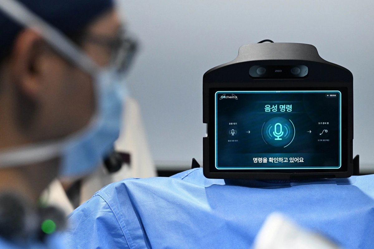16일 서울 강남구 삼성생명 일원역빌딩에서 열린 휴머노이드 수술보조로봇 시연에서 오남기 삼성서울병원 이식외과분과 교수가 로봇과 함께 수술을 시연하고 있다. 2026.9.16