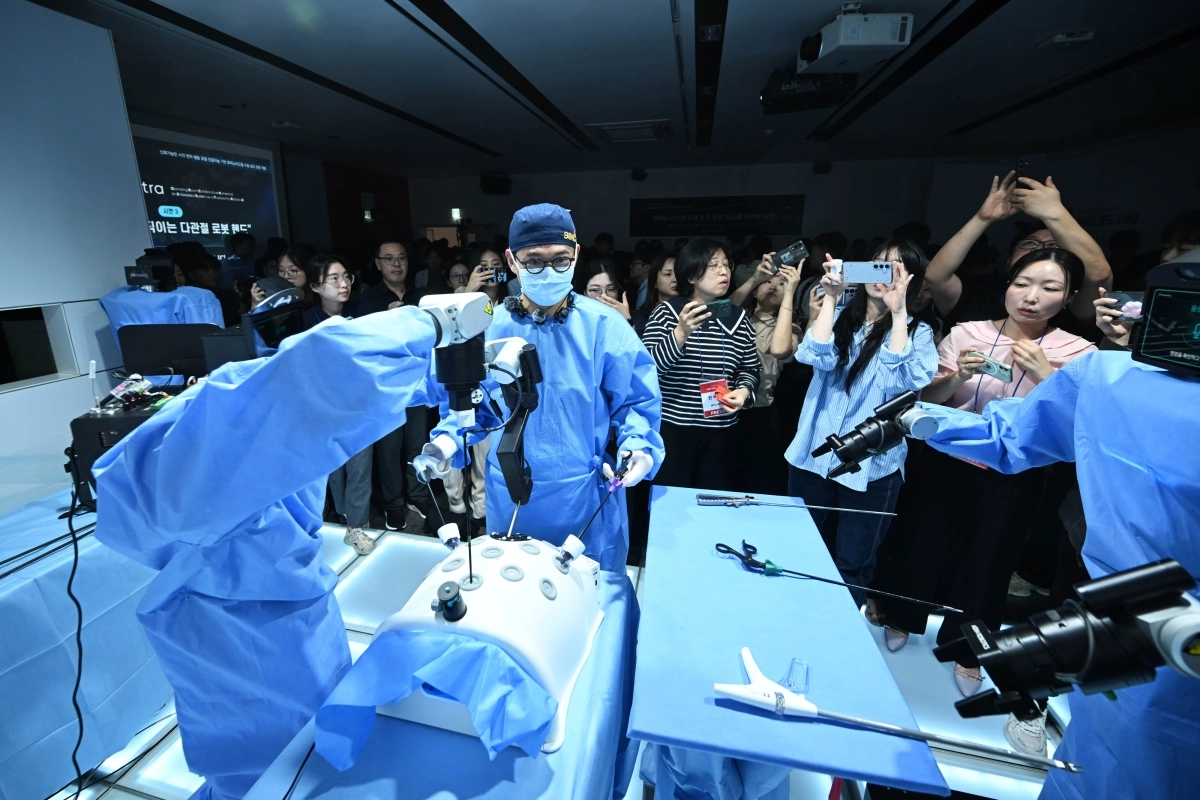 16일 서울 강남구 삼성생명 일원역빌딩에서 열린 휴머노이드 수술보조로봇 시연에서 오남기 삼성서울병원 이식외과분과 교수가 로봇과 함께 수술을 시연하고 있다. 2026.9.16