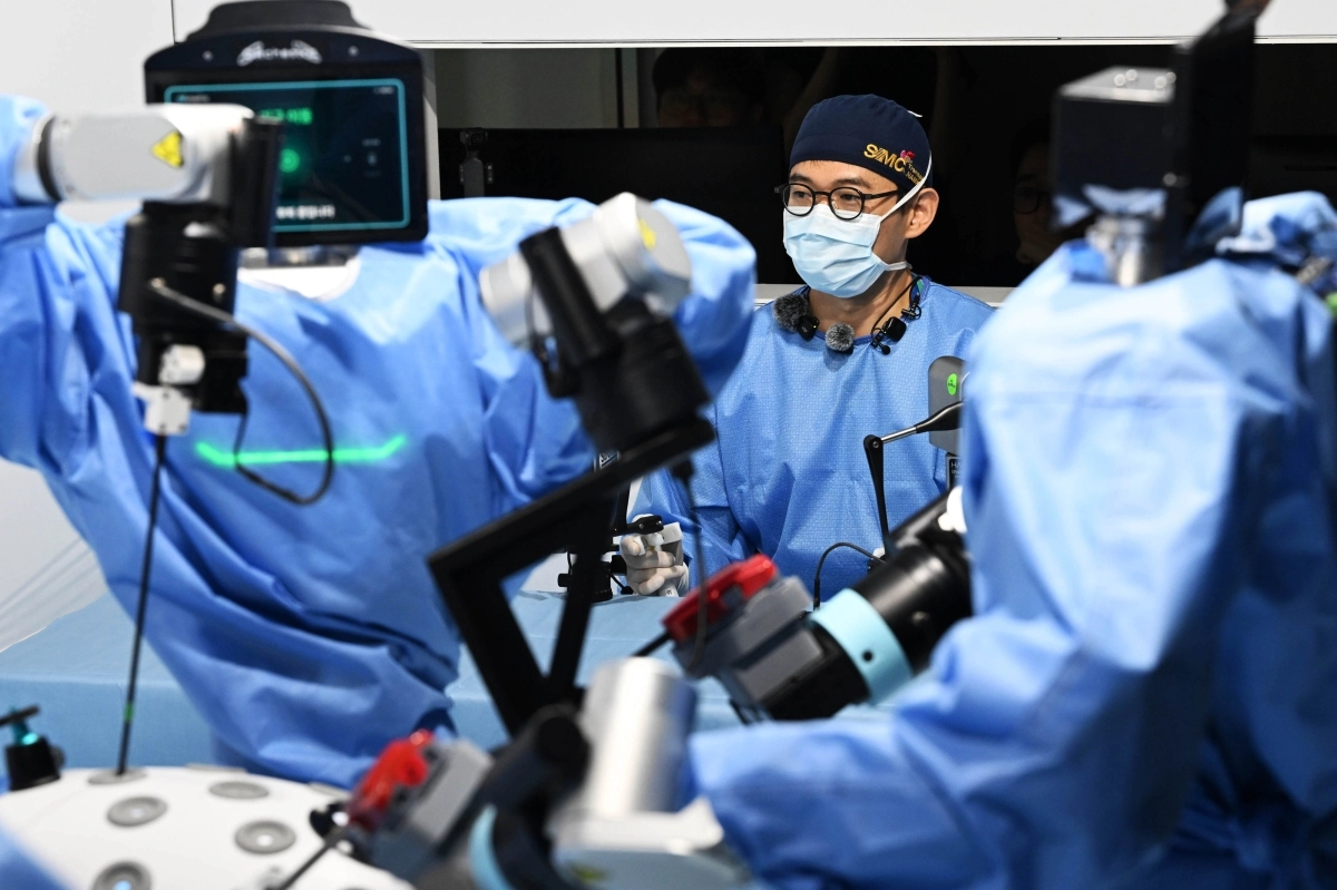 16일 서울 강남구 삼성생명 일원역빌딩에서 열린 휴머노이드 수술보조로봇 시연에서 오남기 삼성서울병원 이식외과분과 교수가 로봇을 원격 조종해 수술을 시연하고 있다. 2026.9.16 홍윤기 기자