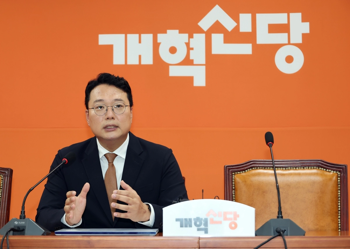 개혁신당 천하람 대표 권한대행 겸 원내대표가 14일 국회에서 기자회견을 열고 비상대책위원장에 이기인 사무총장을 선임한다고 밝히고 있다. 연합뉴스