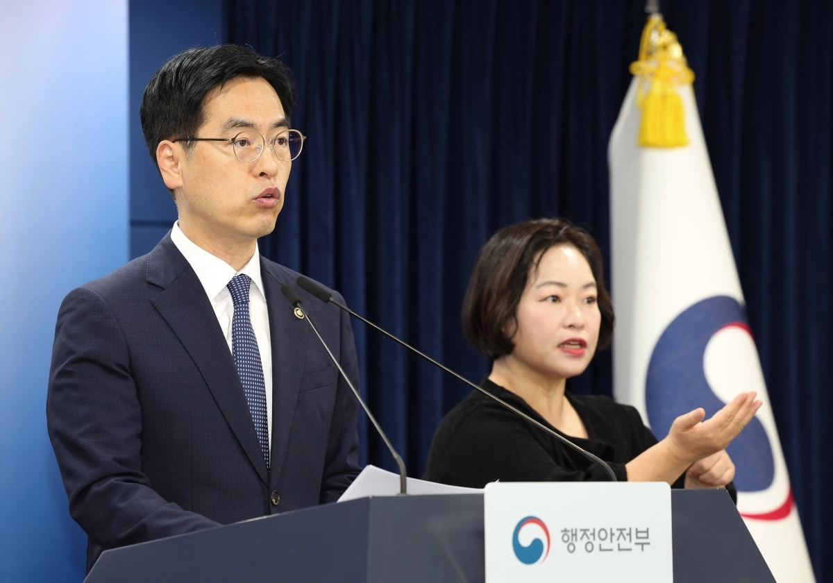 김민재 행정안전부 차관이 17일 서울 종로구 정부서울청사 브리핑실에서 열린 ‘초대 중수청장 후보자’ 관련 브리핑에서 언론과 국회에서 제기된 논란과 의혹에 대해 현재까지 확인된 사실을 바탕으로 설명하고 있다. 2026.9.17 행정안전부 제공