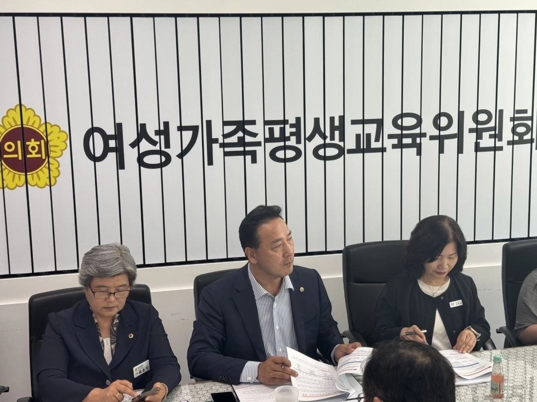 ▲ 지난 16일 경기도의회 여성가족평생교육전문위원실 회의실에서 질의하는 김용성 위원장(사진=경기도의회)