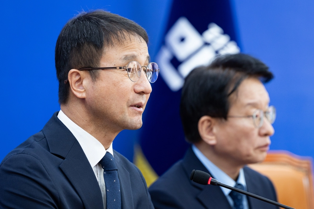 한병도 더불어민주당 원내대표가 17일 국회에서 열린 정책조정회의에서 발언하고 있다. 오른쪽은 권칠승 더불어민주당 정책위의장. 뉴스1