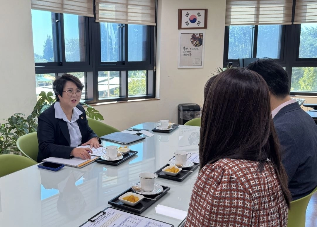 ▲ 지난 16일 경기도교육청남부유아체험교육원을 방문한 김경옥 의원(사진=경기도의회)