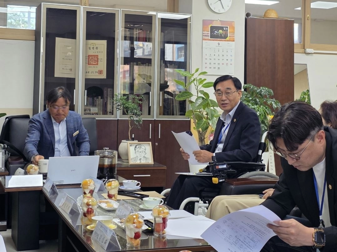 ▲ 지난 16일 같은 위원회 우현욱·김성기·차유미 의원과 함께 수원 망포초등학교를 찾은 김현덕 의원(사진=경기도의회)