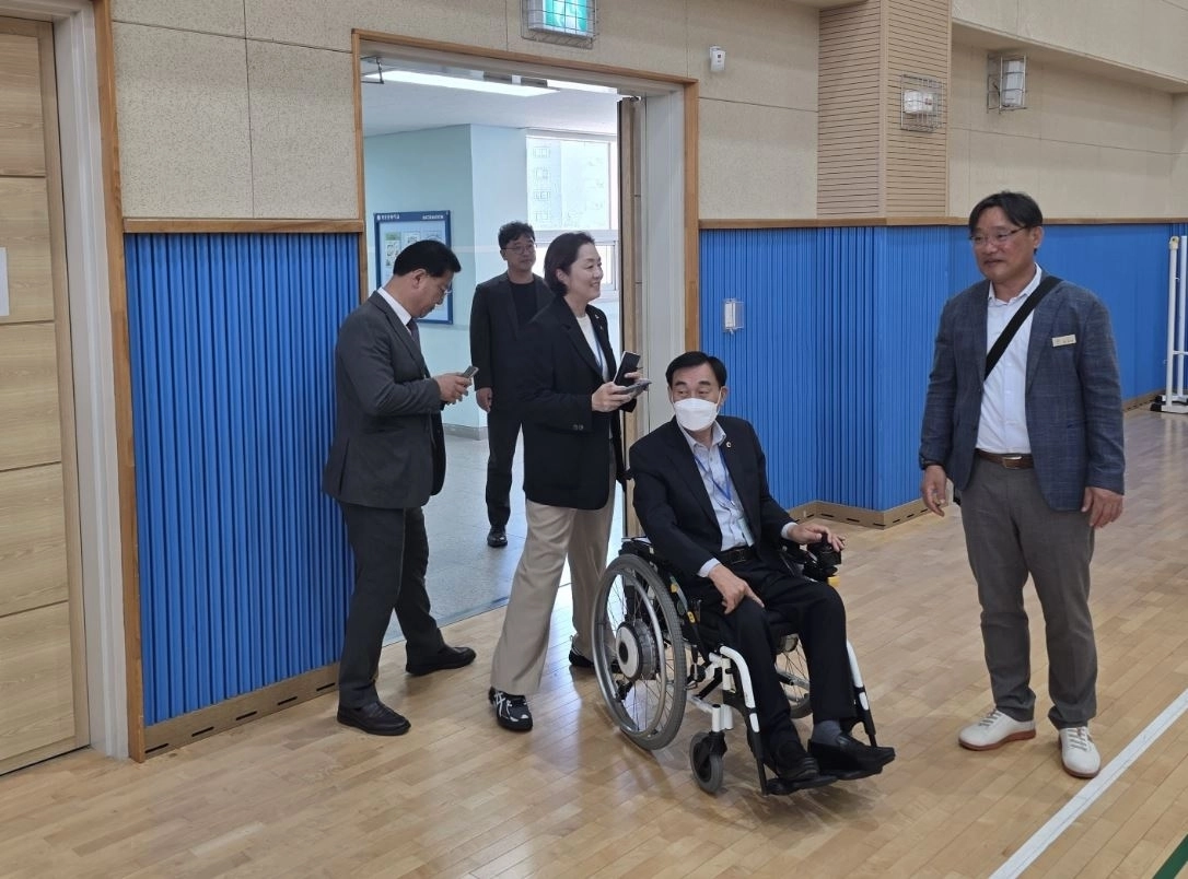 ▲ 현장 시설을 세심하게 점검하는 김현덕 의원(사진=경기도의회)