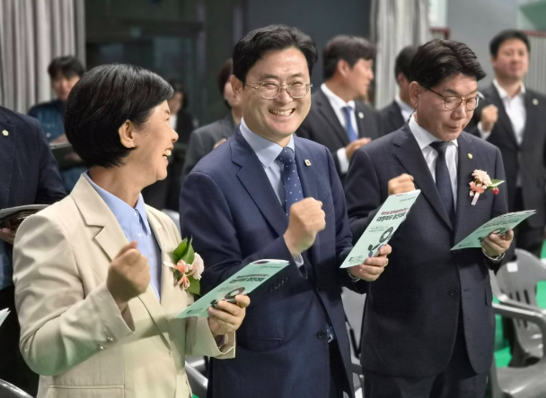 이정문(가운데) 더불어민주당 의원이 지난 13일 충남 천안시 남서울대에서 열린 ‘충청남도자율방법연합회 제18회범제예방결의대회 및 직무경진대회’에 참여해 환하게 웃고 있다. 이정문 의원실 제공