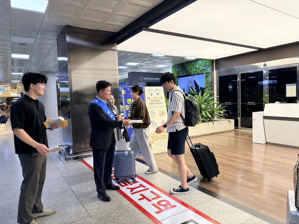 한국공항공사 제주공항은 17일 제주국제공항 국내선 도착장에서 제주지방항공청, 한국교통안전공단과 함께 불법 드론 예방 캠페인을 벌였다. 한국공항공사 제주공항 제공