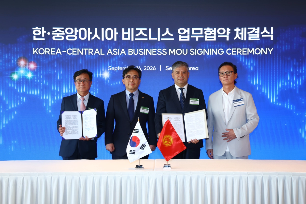 이상국 비토즈 한국법인 대표(왼쪽 첫번째)가 16일 서울 웨스틴 조선호텔에서 열린 한-중앙아시아 비즈니스 업무협약 체결식에서 라브샨베크 사비로프(Ravshanbek Sabirov) 국가투자청장(왼쪽 세번째)과 기념촬영을 하고 있다.