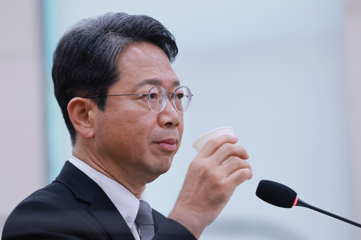 목 축이는 김승원 법무장관 후보자