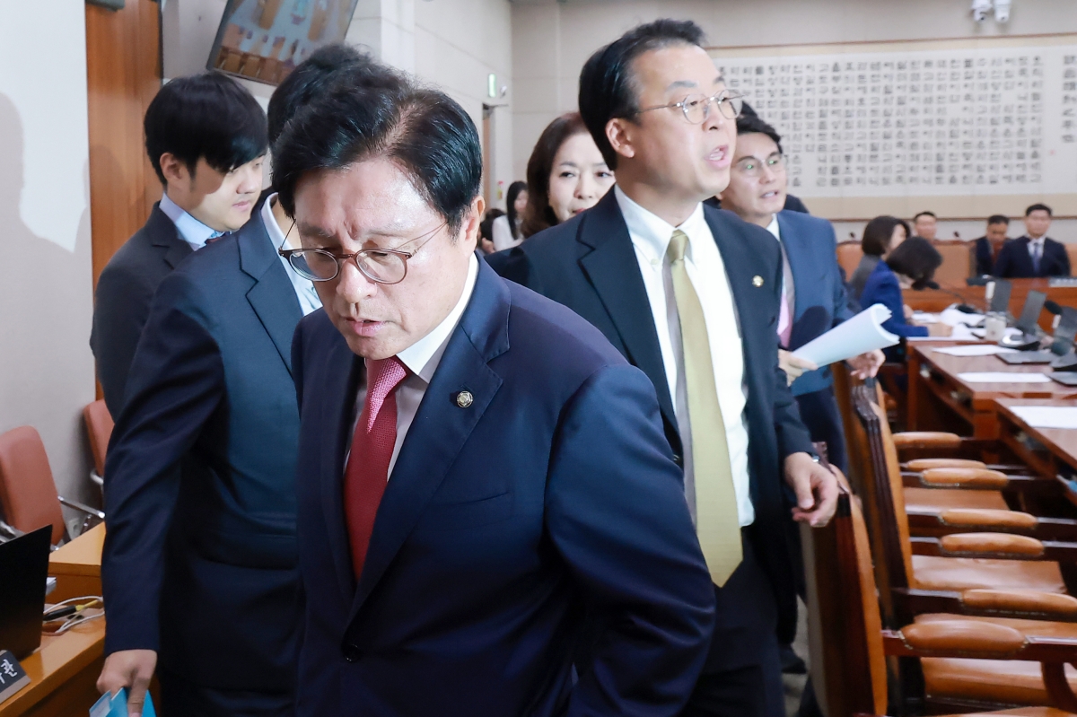 법무장관 후보자 인사청문보고서 처리 시도에 퇴장하는 국민의힘