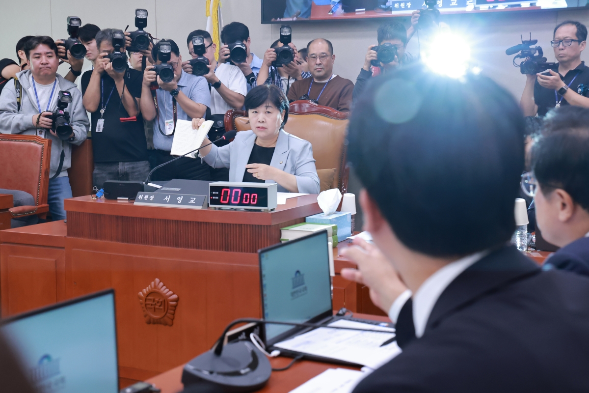 법사위원장에게 항의하는 국민의힘