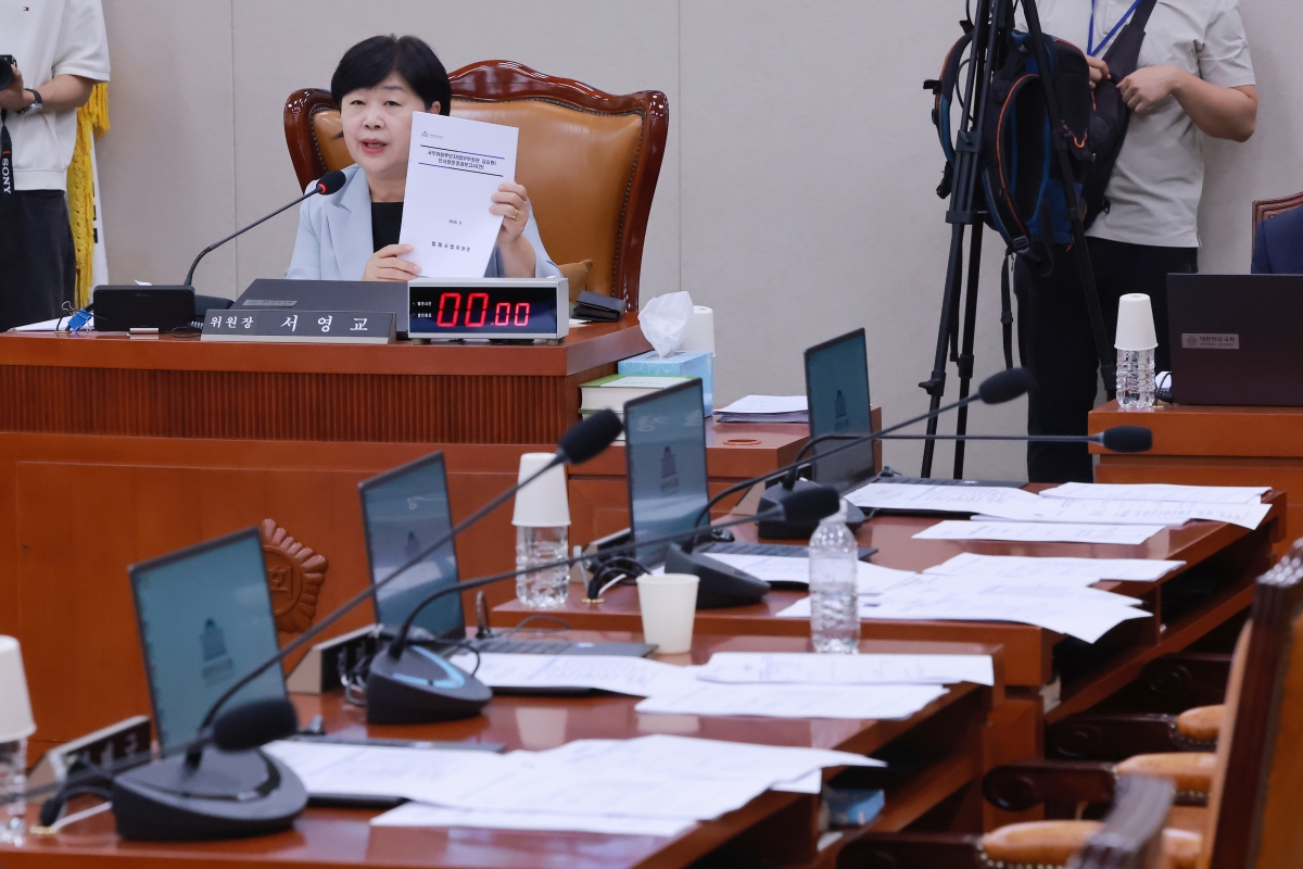 법무장관 후보자 인사청문보고서 관련해 발언하는 서영교 법사위원장