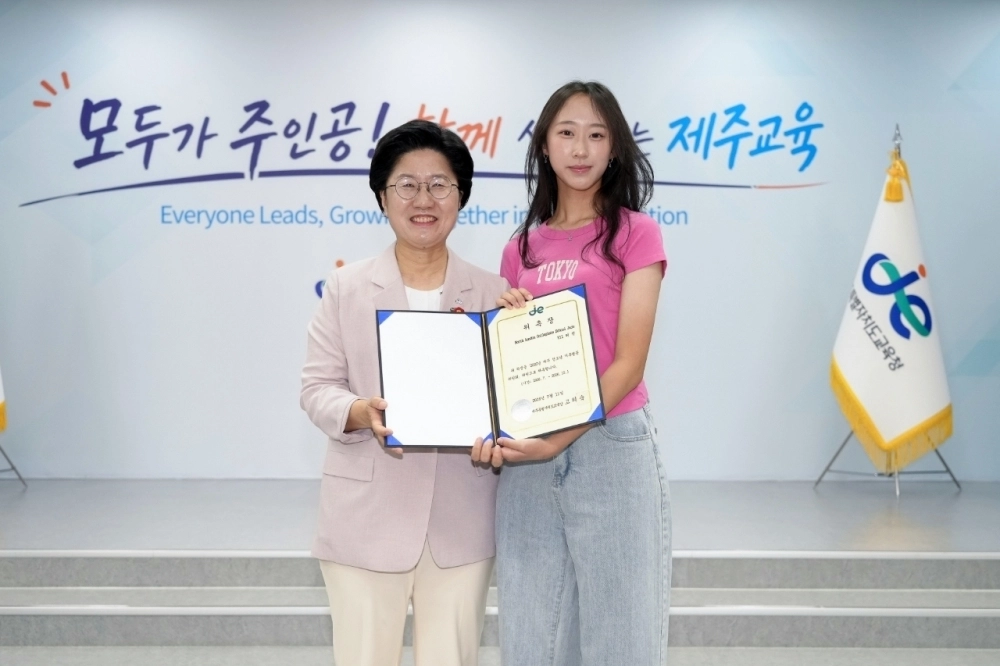 탄소모아 협동조합 허진 총괄사무국장(오른쪽)이 제주 청소년 기후행동위원회 발대식 행사 자리에서 제주특별자치도교육청 고의숙 교육감과 기념 사진을 촬영하고 있다.