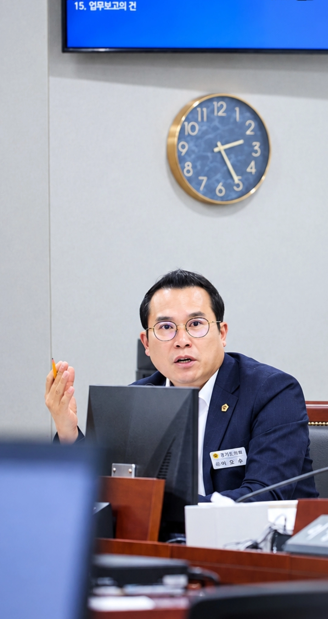 ▲이오수 경기도의회 의회운영위원회 부위원장이 15일 도지사 및 경제부지사 보좌기관 업무보고에서 도지사 관사와 관용차 운영에 대해 질의하고 있다. (사진=경기도의회)