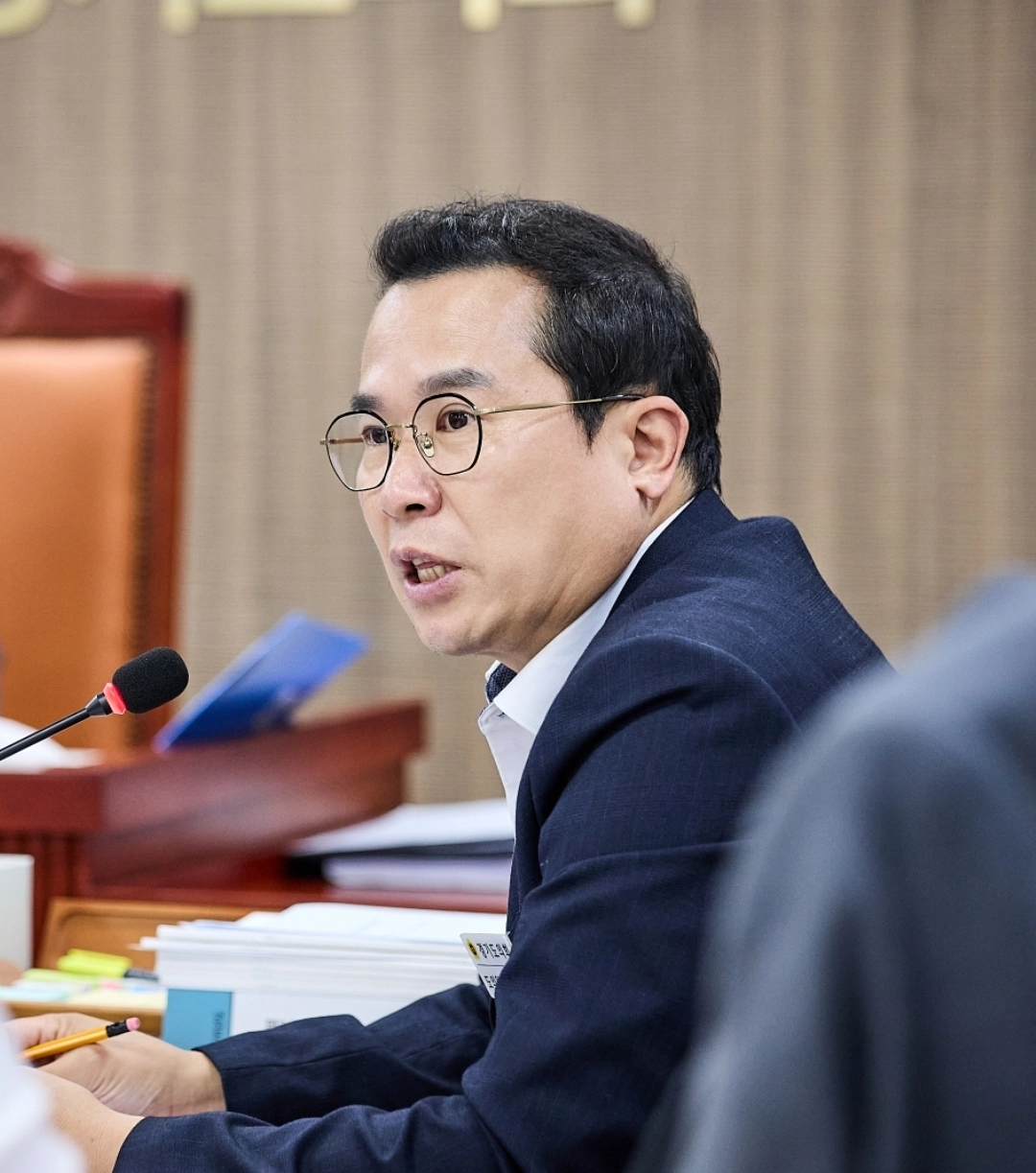 ▲이오수 경기도의회 의회운영위원회 부위원장이 15일 열린 도지사 및 경제부지사 보좌기관 업무보고에서 질의하고 있다. (사진=경기도의회)