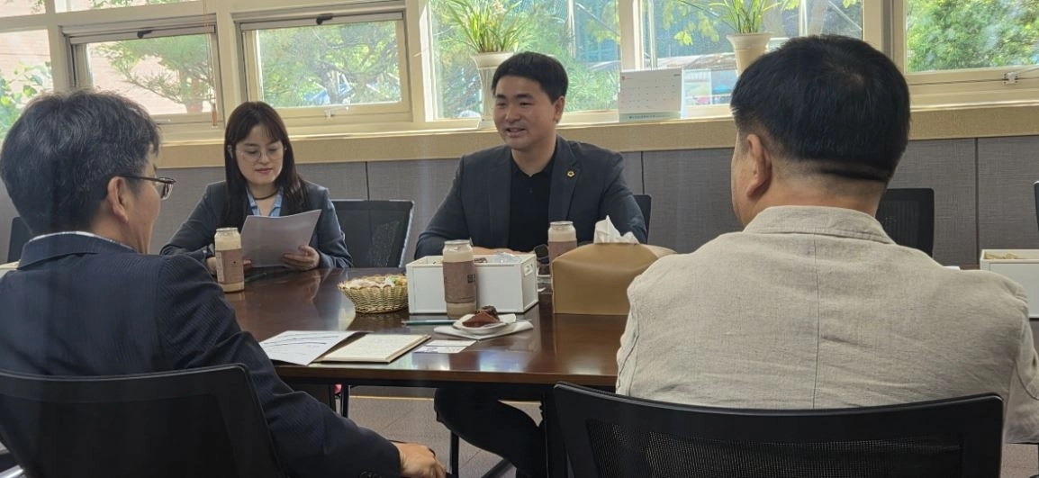 ▲ 지난 16일 화성 반송고등학교를 방문해 학교 시설 전반을 점검한 김영훈 의원(사진=경기도의회)